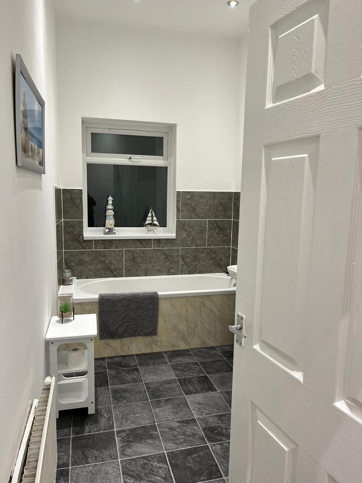 Large Ground Floor Apartment - South Shields - 3 Minutes From South Tyneside Hospital, 8 Minutes From Beach Luaran gambar